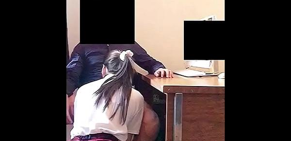  Le Chupa la VERGA a su Profesor en un Salón! Colegiala Mexicana Chupando la VERGA de su MAESTRO en un Salón de la Escuela!